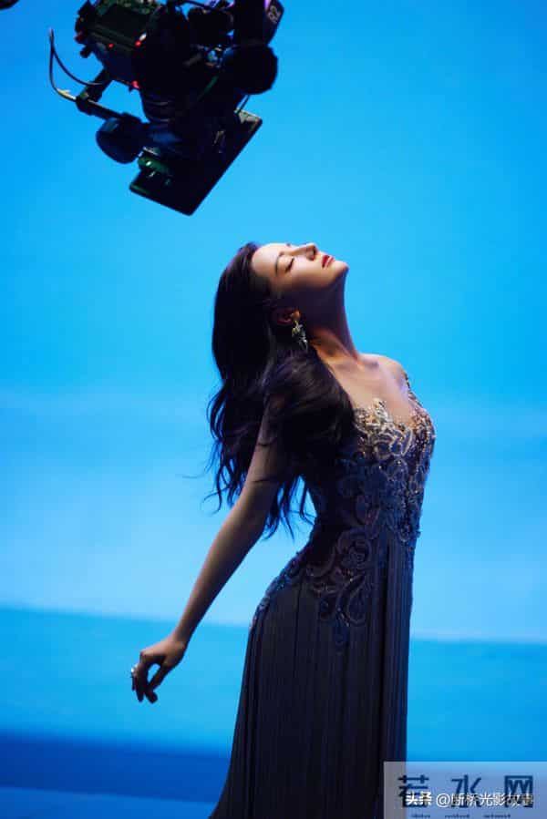 迪丽热巴银纱流苏裙:流光裹身,摇曳间自带高光