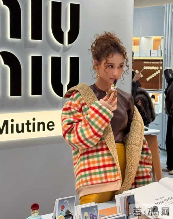 何超莲参加上海miumiu活动,穿格子外套配超短裙,羊毛卷发型好美