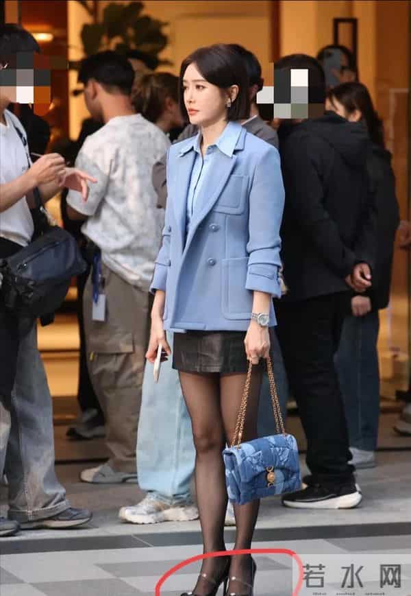 46岁秦岚现身宁波街头,她穿着黑丝袜,踩着用透明胶绑着的高跟鞋
