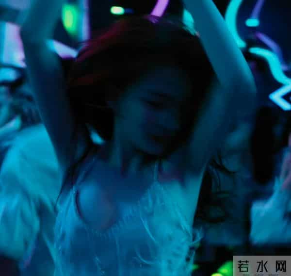 真看不出来 徐璐挺放的开的 蹦迪嗨玩 肚兜美背撩人