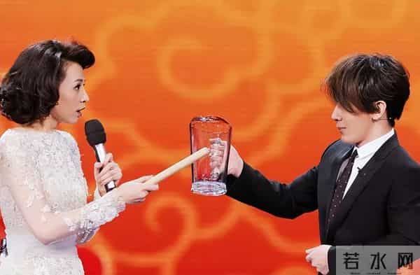 抗癌成功仅1年,49岁刘谦高调官宣喜讯,董卿的话,终于有人信了