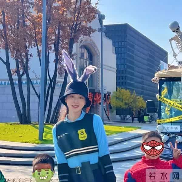 夏露更新动态,晒和儿子万圣节cos照,美貌真的很吸睛马龙太幸福