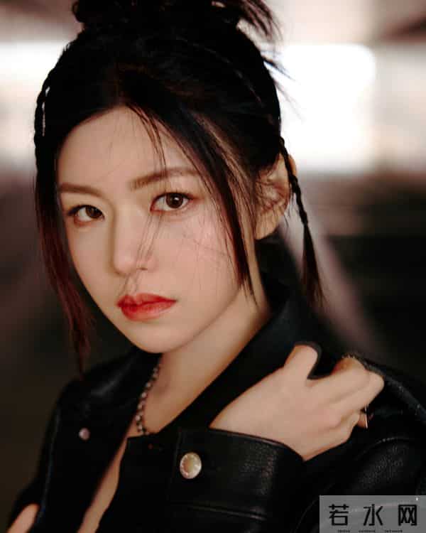 陈妍希短皮裙穿搭写真,好美啊,腿真嫩