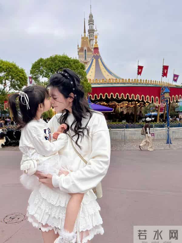 奚梦瑶给女儿庆生,兄妹俩露正脸长很像,4岁Romee背香奈儿好时髦