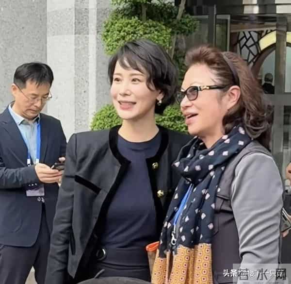 47岁海清烫头出席活动 身姿挺拔 笑容有亲和力 发型老气 没有直发好看