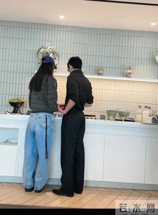 巴黎偶遇刘雯和男友 井柏然这个腰太爱了温润如玉相得益彰