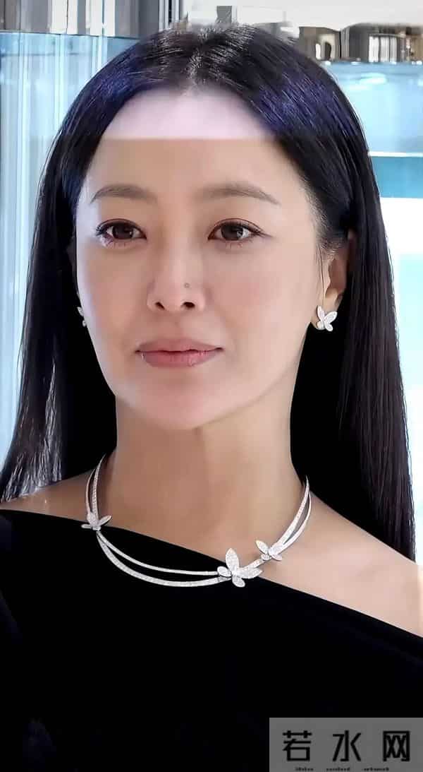 金喜善近照曝光,当红时为爱退圈,今48皮肤零瑕疵 依然美得不像话