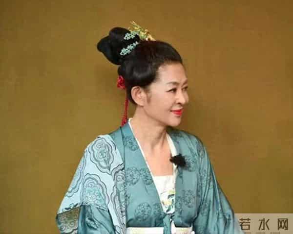 六十多岁倪萍美到认不出！穿汉服亮相端庄优雅，好似画中走出人物