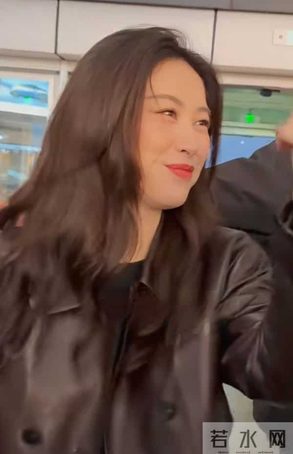 朱珠重庆机场出发,棕皮夹克搭长裤,波浪长发又飒又美