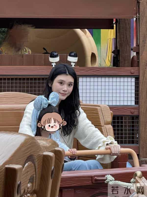 奚梦瑶和女儿现身迪士尼,女儿遗传大长腿基因,网友神评论