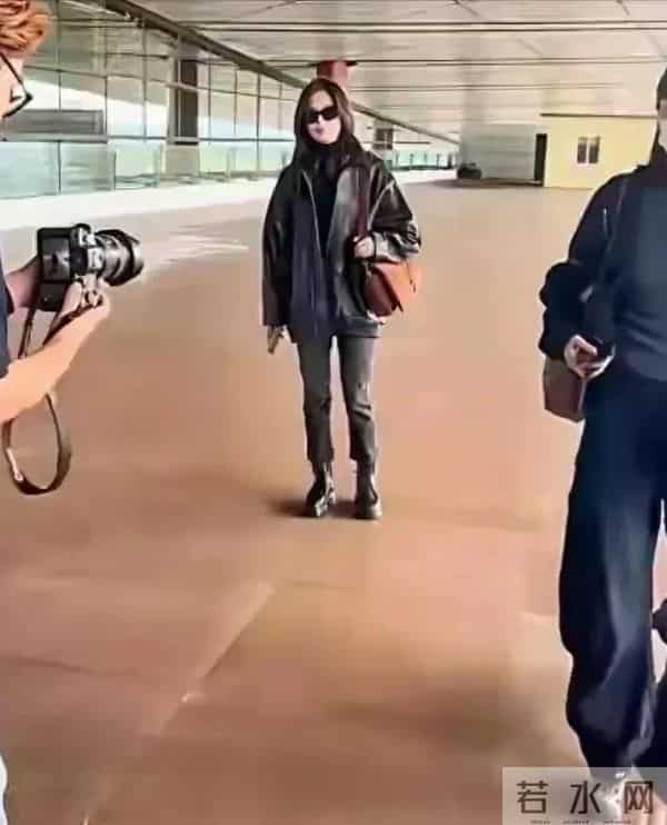 网友街头偶遇辛芷蕾,身材比例惨不忍睹,看起来身高不到158