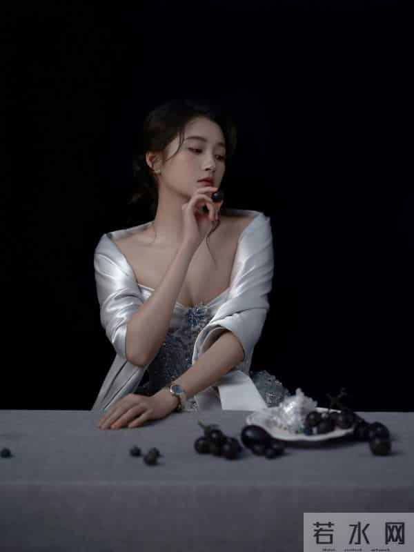 关晓彤的礼服会讲故事!银灰披风抹胸镶钻裙,灵动得像偷了仙女裙