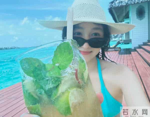 关晓彤越来越有女人味了 床头照秀身材 比基尼火辣