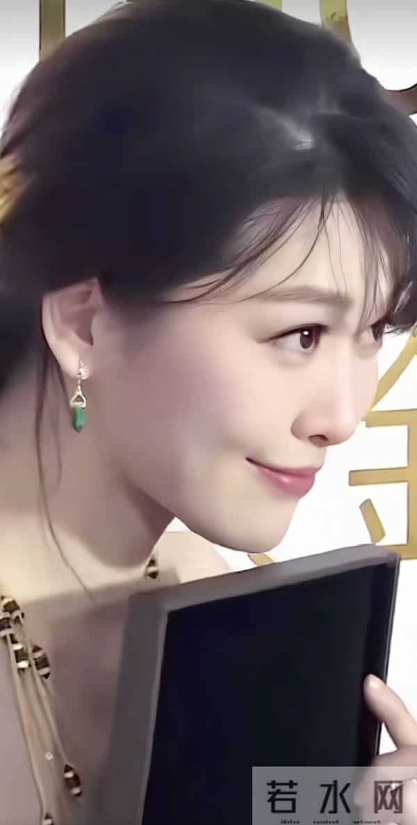 周丽淇真是360度的美,眼睛有特点,会放电,皮肤也是白皙无暇