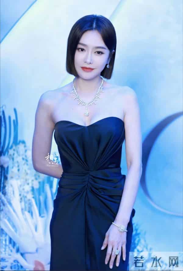 秦岚风采依旧,身材样貌管理的真好,性感黑裙穿搭