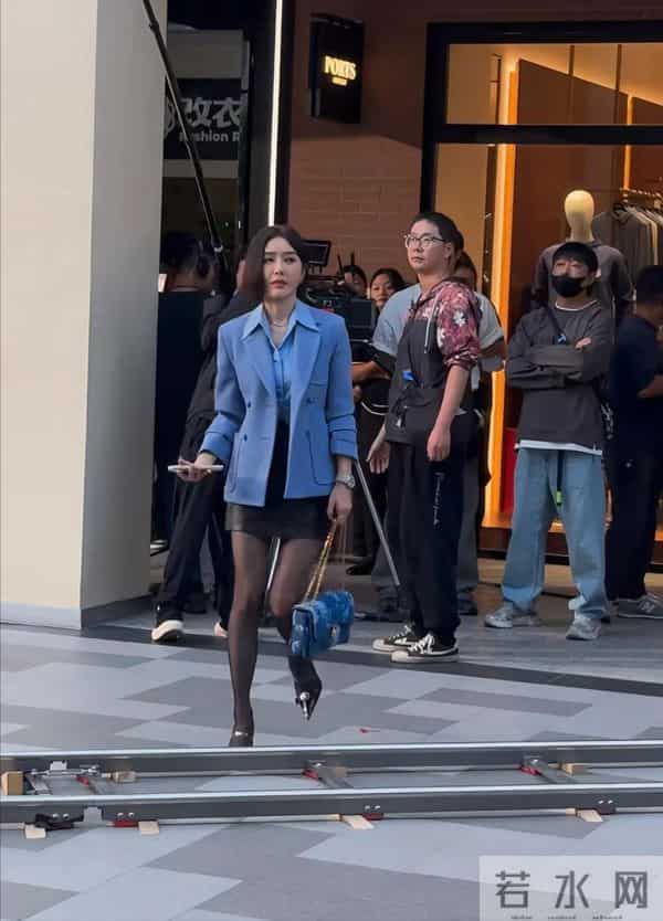 46岁秦岚现身宁波街头,她穿着黑丝袜,踩着用透明胶绑着的高跟鞋