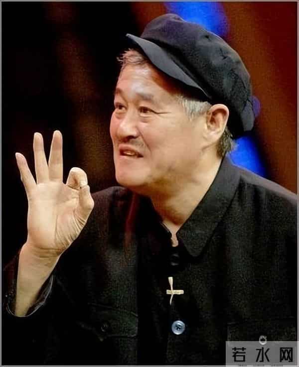 赵本山在海南清水湾度假,穿短裤派头十足,俩人打伞伺候,没见老