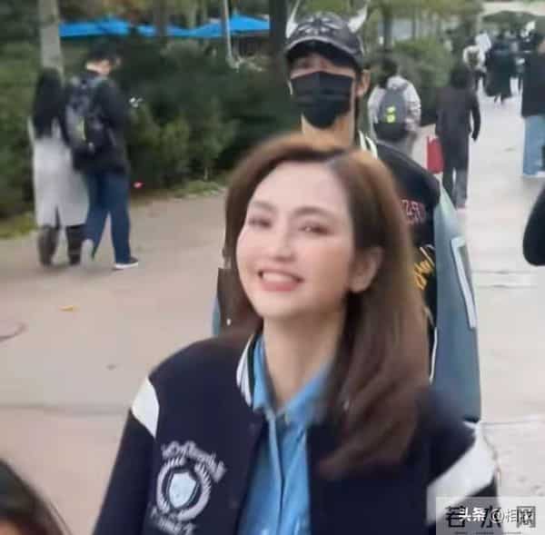 张丹峰一家四口游玩,洪欣藏张丹峰背后甜笑!儿女齐出镜好幸福