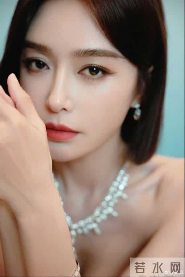 秦岚风采依旧,身材样貌管理的真好,性感黑裙穿搭