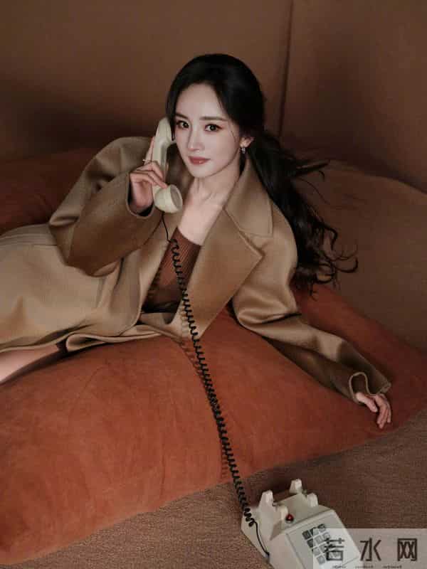 杨幂对自己的美脚丫很自信,杨幂的腿又白又嫩