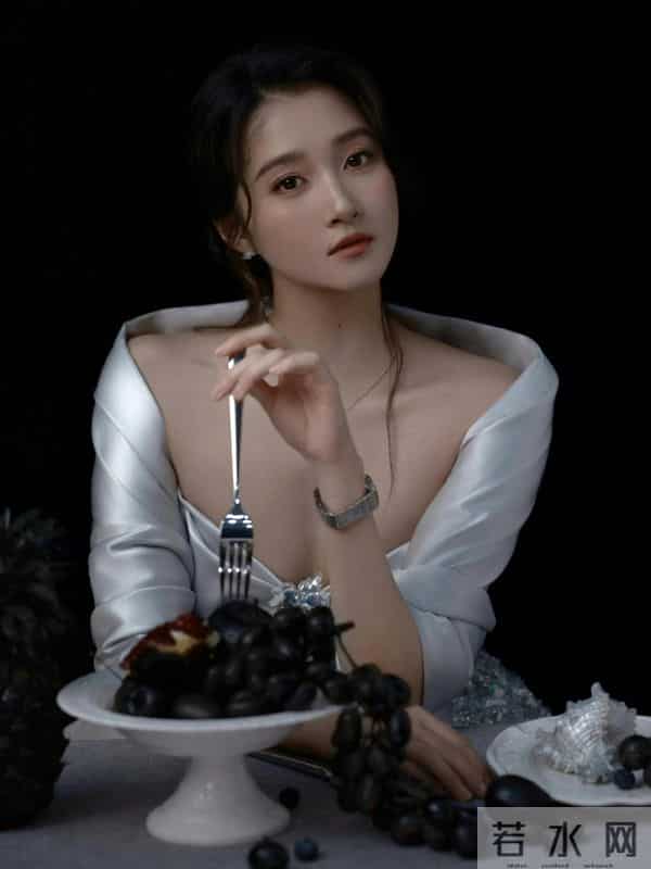 27岁关晓彤最新美照大胆的低胸裙真性感！