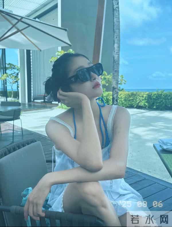 关晓彤越来越有女人味了 床头照秀身材 比基尼火辣