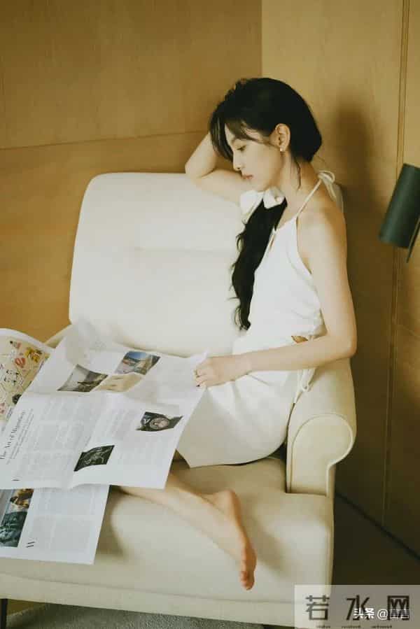 章若楠可爱的高跟鞋,光脚丫很粉嫩,她太水灵了