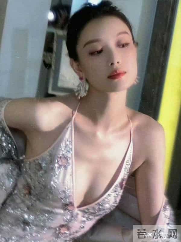 演员倪妮生图状态,大骨架,排骨胸挂不住肉,瘦的吊带裙撑不起来