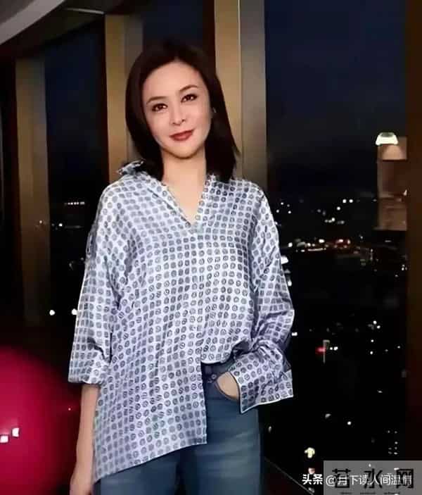 62岁关之琳与小鲜肉依偎在一起，女神容光焕发一脸娇媚