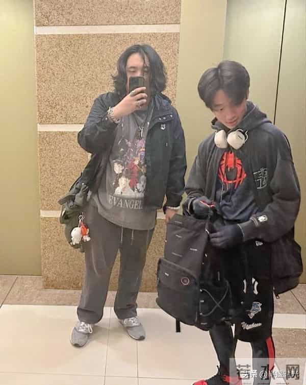 吴镇宇17岁儿子费曼在香港被偶遇，他打扮普通，头发乱糟糟的 不帅