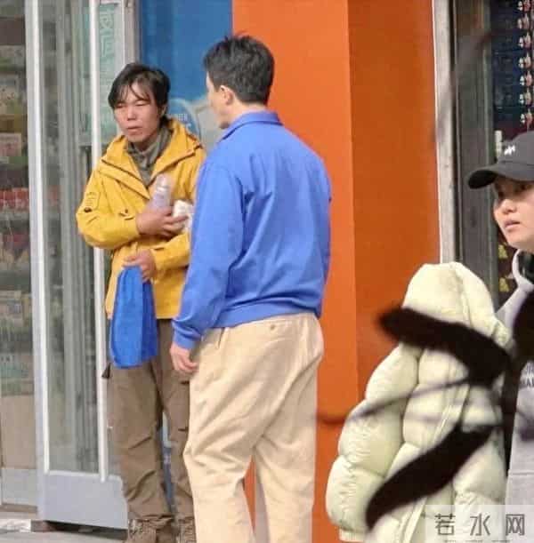看到黄轩的街头照片，很多人心里都会咯噔一下