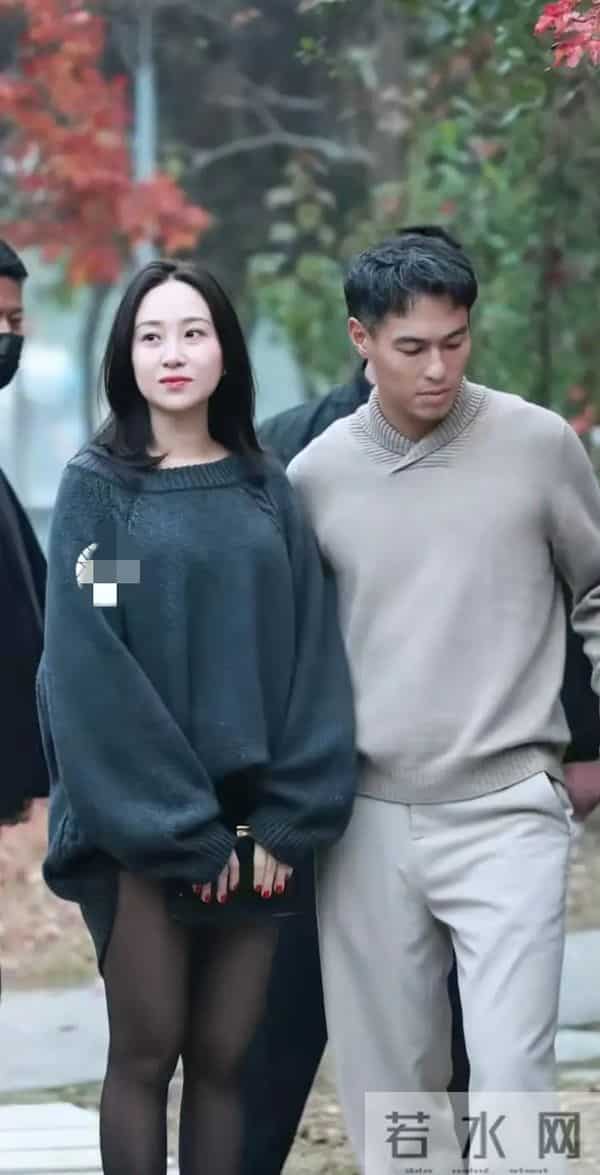 杨佑宁老婆看着好自然，气血很足的美，感觉很旺夫，穿搭真潮流