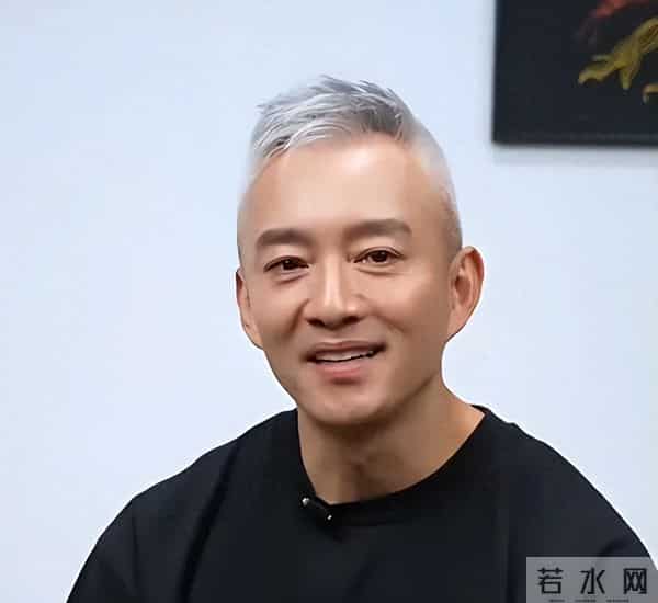 知名主持人突然宣布复出!已满头白发……