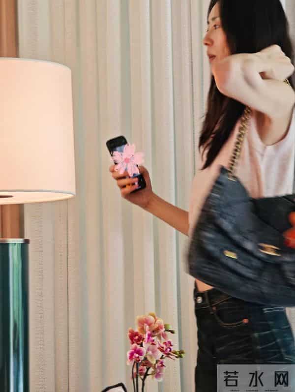 磕到了!刘雯回新加坡感受夏天,评论区直接被狠狠的秀到!