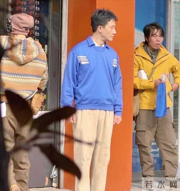 看到黄轩的街头照片，很多人心里都会咯噔一下