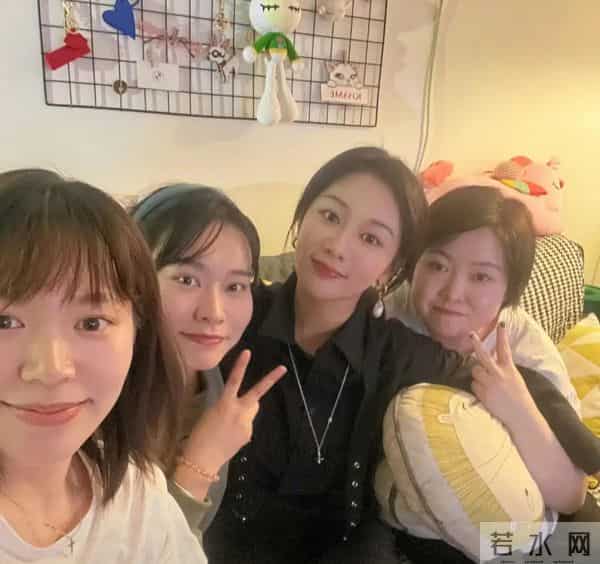 32岁杨紫陪父母和家人相聚,杨紫父亲低调随和,杨紫母亲状态年轻