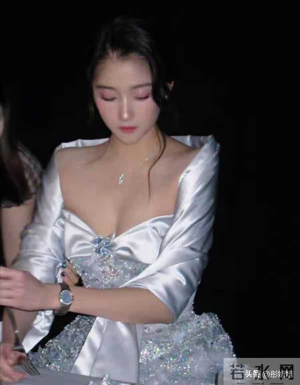 关晓彤银裙造型杀疯了!红毯上秀火辣身材,性感妩媚直接美上热搜