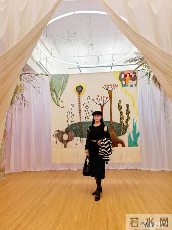 杨采钰和妈妈合照曝光，杨妈妈漂亮又有气质，看起来好年轻。