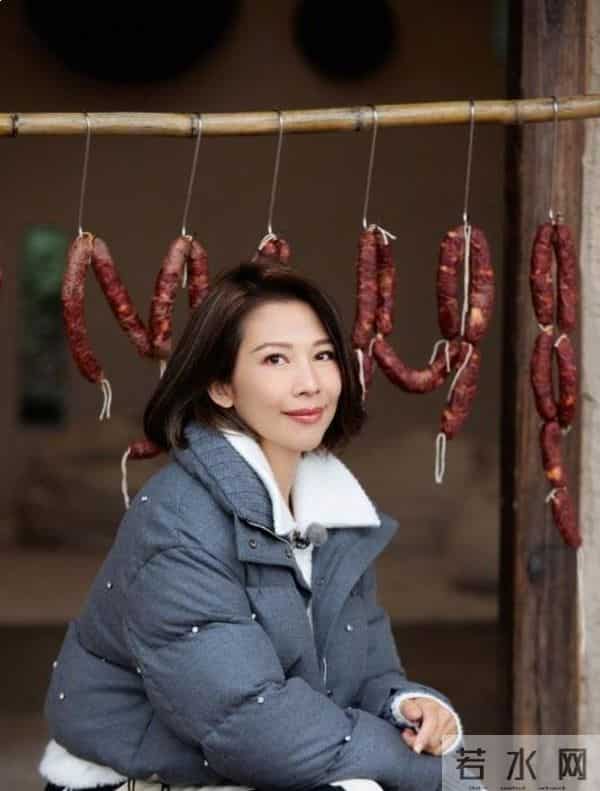 蔡少芬新剪了波波头年轻25岁!穿短款羽绒服+运动裤,时髦又减龄