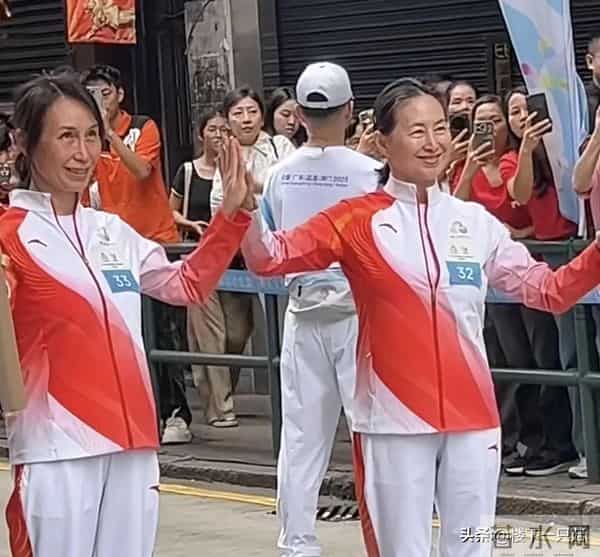 何超琼澳门火炬传递 扎马尾穿运动服优雅 挥手亲和力 真人温柔有气质