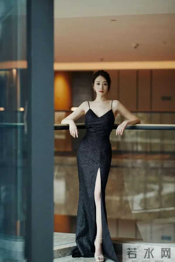 李小冉身穿一袭黑色亮片开衩吊带连衣裙,大秀迷人大长腿