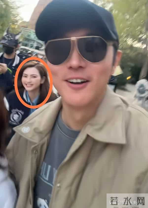 张丹峰一家4口团聚!喊25岁继子张镐濂大宝贝,洪欣久违一脸幸福