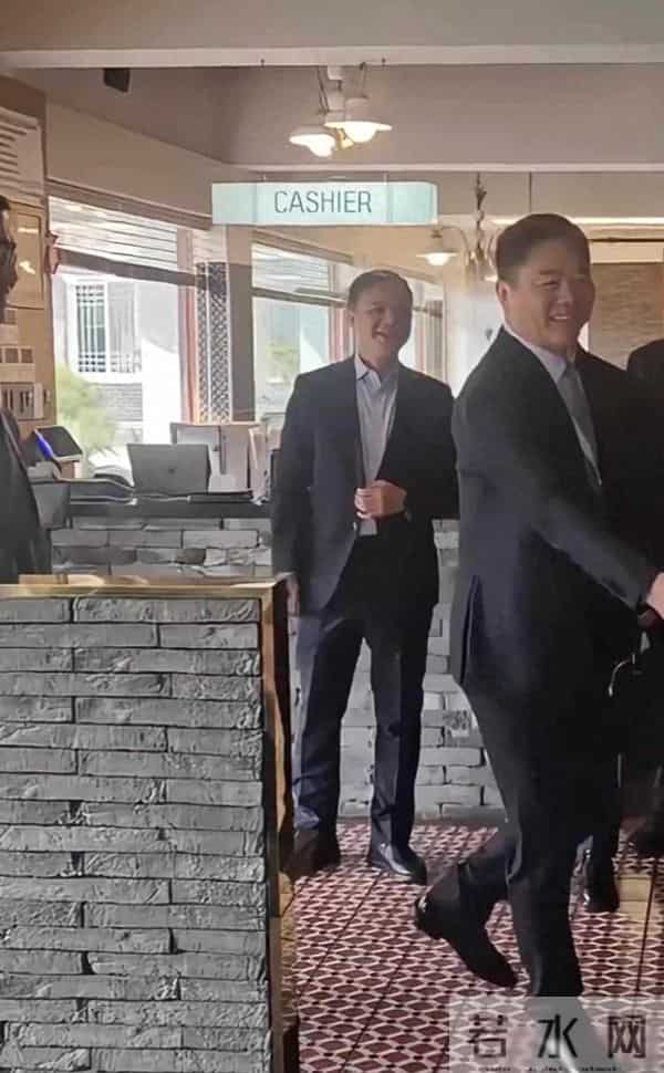 刘强东带老婆亮相APEC,章泽天穿4万香奈儿外套,满脸宠溺娇妻