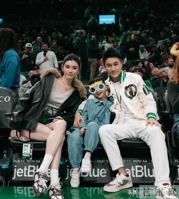 奚梦瑶晒与女儿合影,穿母女装去迪士尼给女儿庆生,孩子打扮时尚