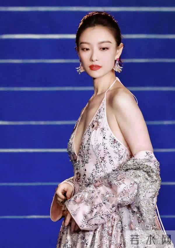 演员倪妮生图状态,大骨架,排骨胸挂不住肉,瘦的吊带裙撑不起来