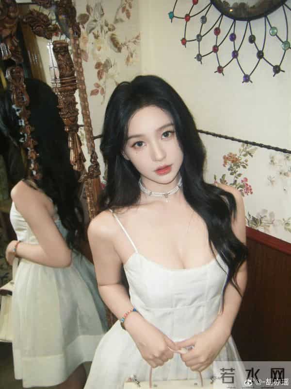 胡亦瑶长相甜美，身材却很火辣哦！