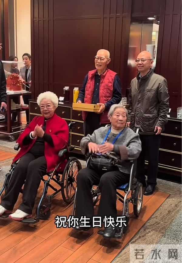 张勇手庆生张光北忙张罗,两人并非父子!陈宝国送花托束超细心