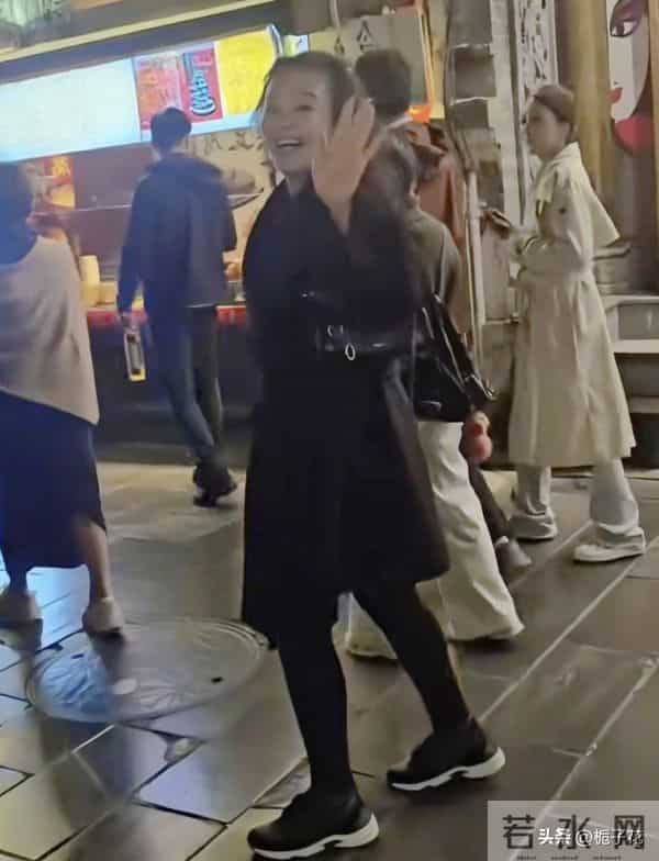 汪小菲一家在成都旅游,马筱梅身材高挑真美,张兰亲切和网友招呼