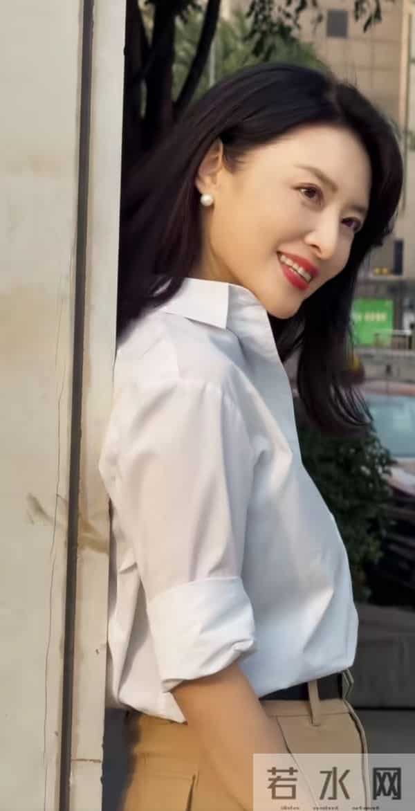 当年一排主持人就周涛最好看,那么落落大方,气质优雅