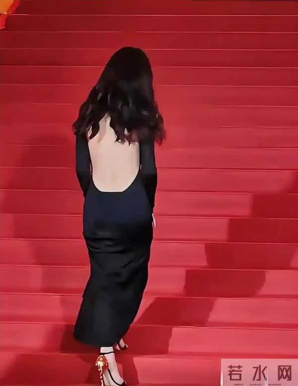 32岁李梦红毯造型屡破尺度,为何从不穿内衣真空秀背深V博出位吗